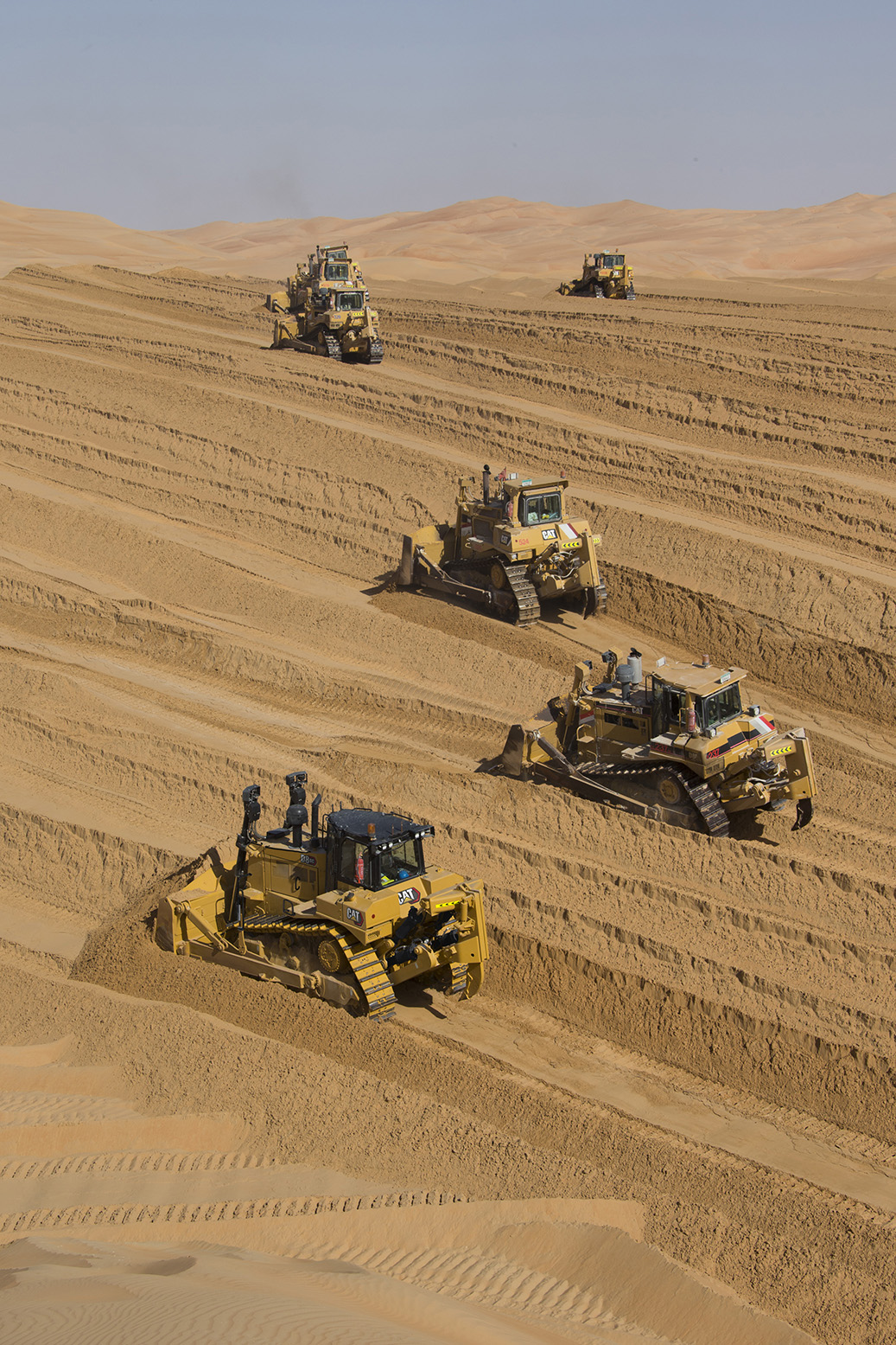 MachinesAtWork_D8-GC-desert-with-D8-fleet-vertical-C813892