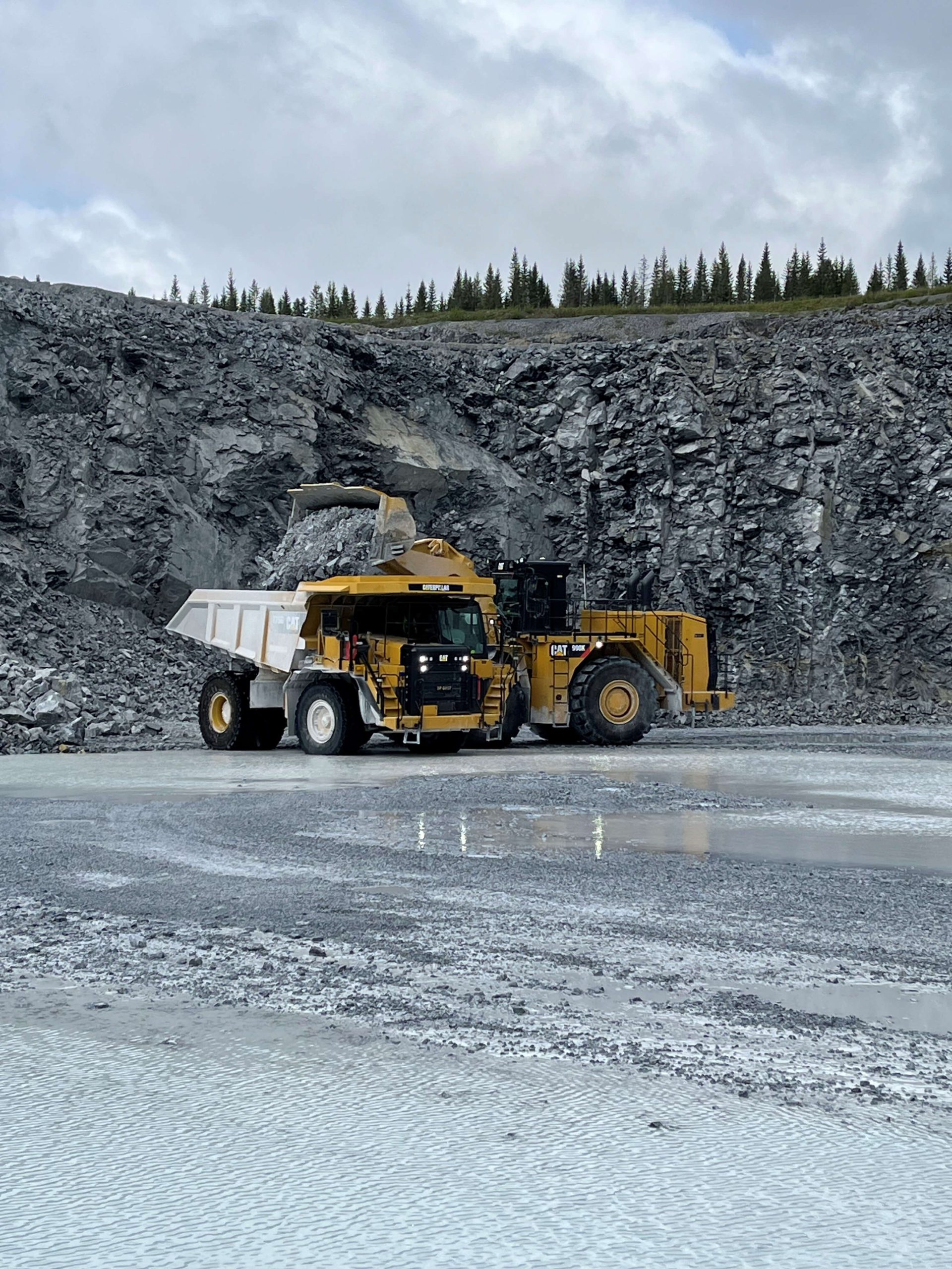Quarry_Pic-2_Cat-775G-Cat-990K-scaled